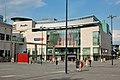 Das neu errichtete Sporthaus am ehemaligen Standort der Stadt- und Landesbibliothek. Rechts mündet die Brauhausstraße in den Hansaplatz.