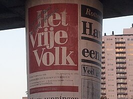 Voorpagina van Het Vrije Volk bij metrostation Zuidplein - sculptuur van Kunst & Vaarwerk uit 1981