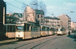 217 001 auf der Linie 49 wartet neben anderen Zügen in der Großen Präsidentenstraße, 1980