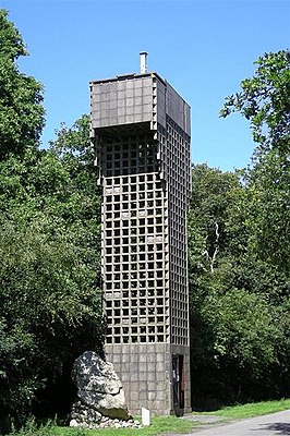 De toren ligt verscholen tussen de bomen