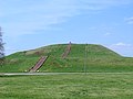 Monks Mound bei Cahokia, Illinois (Mississippi, um 900 n. Chr.)