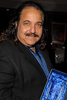 Amerikalı porno yıldızı Ron Jeremy, AVN dergisi tarafından yapılan "Tüm Zamanların En İyi 100 Porno Yıldızı" listesinde 1 numarada yer aldı ve Guinness Dünya Rekorları'nda "Yetişkin Filmlerinde En Çok Görülen Kişi" olarak listelendi.[3][4]