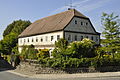 Wohnhaus (Umgebinde), Treppenanlage und umgebende Stützmauer