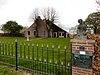 Boerderij van het Westerwoldster type met lang voorhuis en ingang in de voorgevel van de schuur