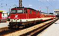 ÖBB 2143 am St. Pöltener Hauptbahnhof mit Schlierenwagen, Sommer 1995