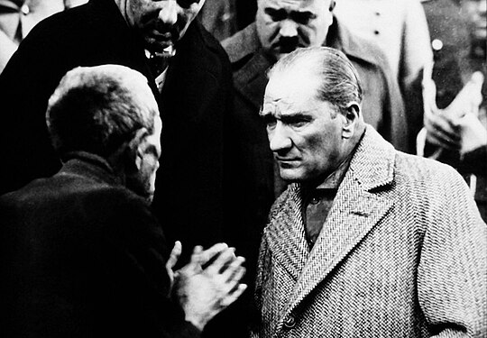 Mustafa Kemal Atatürk Tokat'ta bir vatandaşı dinliyor. Eser sahibi: Bilinmiyor