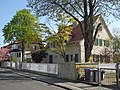 Einfamilienhaus mit Garagenanbau, Einfriedung und Garten