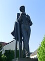 Das Egon-Schiele-Denkmal vor dem Schiele-Museum in Tulln