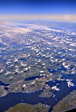 Noordwaarts gericht luchtbeeld van Freshwater Bay (linksonder). Rechts ligt onder meer Hare Bay met Hare Bay Island in zijn toegang