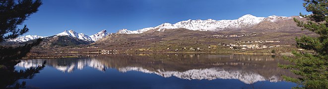 La Paglia Orba (left) seen from the Lac de Calacuccia. In the middle, Monte Cintu.