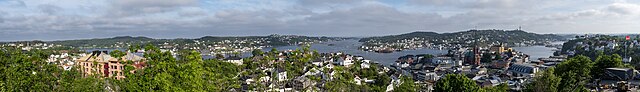 Et bredt panoramabilde av utsikten fra Fløyheia, Arendal. Tromøy til venstre, rett frem sees Arendal sentrum med Galtesund i bakkant, Hisøy til høyre.