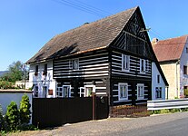 Ein Umgebindehaus im Böhmischen Mittelgebirge mit Blockbau im Oberstock (Winney)