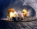 Το αμερικανικό θωρηκτό USS Iowa (BB-61) βάλλει με όλα τα πυροβόλα 16"/50 και 5"/38 εναντίον στόχου σε άσκηση στο Πουέρτο Ρίκο (1 Ιουλίου 1984).
