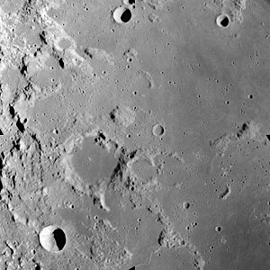 Mons Maraldi (Bildmitte) und Krater Maraldi am Sinus Amoris (NASA photo)