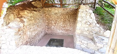 Burgbrunnen und kleinteilige Mauerreste (mittig) als einzige Zeugen der Burg Velseck