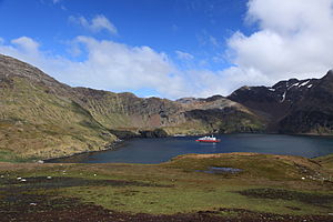 Kopfende der Godthul mit der M/S Expedition