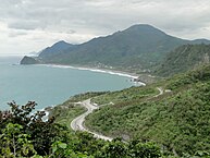 Küstenstraße 11 mit Strand im Dorf Jiqi (Blick Richtung Süden)