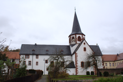 Ehemalige Klosterkirche und heutige Pfarrkirche vom Klostergarten mit ehem. Klostermauer von Süden. Im Hintergrund rechts das Propsteischloss