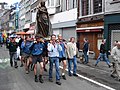 Beeld van de zwarte madonna in processie ter ere van Maria-Tenhemelopneming