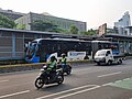 Bus Transjakarta rute 5C memasuki halte, 2023.