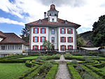 Schloss mit ehemaligem Gefängnisturm und Gartenpavillon