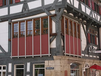 Zugläden an einem Haus aus dem 14. Jahrhundert am Esslinger Hafenmarkt