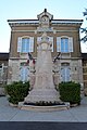 Gefallenendenkmal vor der Schule