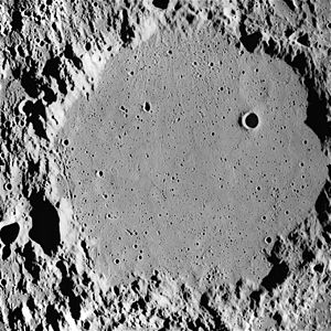 Der Krater Ammonius (nordöstlicher Quadrant) in der Wallebene des Ptolemaeus