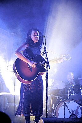 Ché Aimee Dorval tijdens een optreden met Casualties of Cool op 4 september 2014 in de Union Chapel in Londen