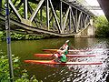 Kanuten unter der Brücke der Wuppertalbahn