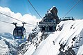 Blick aus einer Gondel der Seilbahn Gletscherbus 3 nach Süden zur Bergstation mit Panoramaterrasse und dem Südgipfel