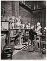 Hamo Thornycroft, atölyesinde çalışırken (1884)