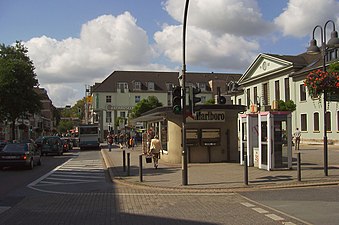 Hauptstraße met rechts gemeentehuis