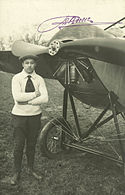 Theodor Borrer vor seinem Flugzeug