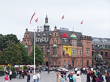 H.C. Andersens Boulevard met (voorgrond) Rådhuspladsen en (achtergrond) het Kasteel van H.C. Andersen in pretpark Tivoli