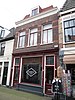 Diep huis van twee bouwlagen (woon-winkelwoonhuis)