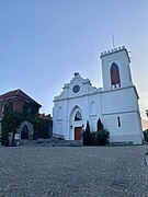 Links – das Schloss im Jahr 2009, rechts – die neugotische Schlosskirche