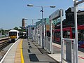 Trein van London Overground (links) en DLR (rechts)