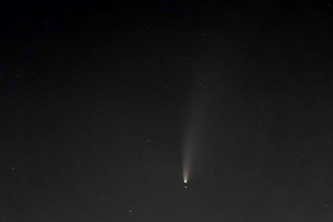 Konjunktion des Kometen C/2020 F3 (NEOWISE) mit dem Stern Talitha Borealis (Iota Ursae Majoris, 3,2m) im Sternbild Großer Bär in der nautischen Abenddämmerung am 18. Juli 2020 um 23:28 Uhr MESZ in einer Höhe von 17° über dem nördlichen Horizont von Berlin (Bildhöhe = 4°). Der Abstand zwischen dem Stern und dem Kometen betrug sieben Bogenminuten. Am unteren Bildrand, etwas links der Mitte der südliche Nachbarstern Alkaphrah (Kappa Ursae Majoris respektive Talitha Australis)