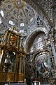 Blick zum rechten Querhausaltar mit „Marienkrönung“