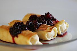 Blintzes / naleśniki Cheese blintzes with blackberries