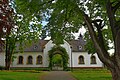 Eingangs- und Betriebsgebäude, Grabsteine und Wasserzapfstellen