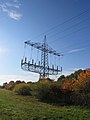 Endmast für zwei 220-kV-Stromkreise. Diese enden heute nicht mehr im Umspannwerk, sondern führen als Erdkabel an ihm vorbei