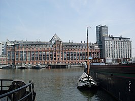 De Stenen Silo gezien vanuit de Oude Houthaven. Rechts de Betonnen Silo.