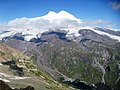 Doppelgipfel des Elbrus 5643 m, darunter das Baksan-Tal mit dem Ort Terskol