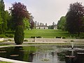 De vijver in het midden van het complex met uitzicht op het bezoekersgebouw