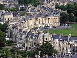 De Royal Crescent, een crescent (halve cirkel) van 30 huizen, een goed voorbeeld van georgiaanse architectuur