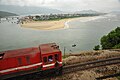 Een trein passeert het beroemde strand van Lăng Cô