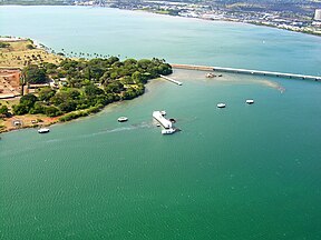 Mahnmal für die USS Arizona im Hafen von Pearl Harbor