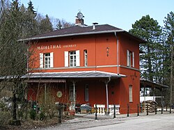 Der ehemalige Bahnhof Mühlthal (Oberbay) an der Bahnstrecke München–Garmisch-Partenkirchen im März 2012. Für Derrick fing hier 1974 alles am Waldweg an.